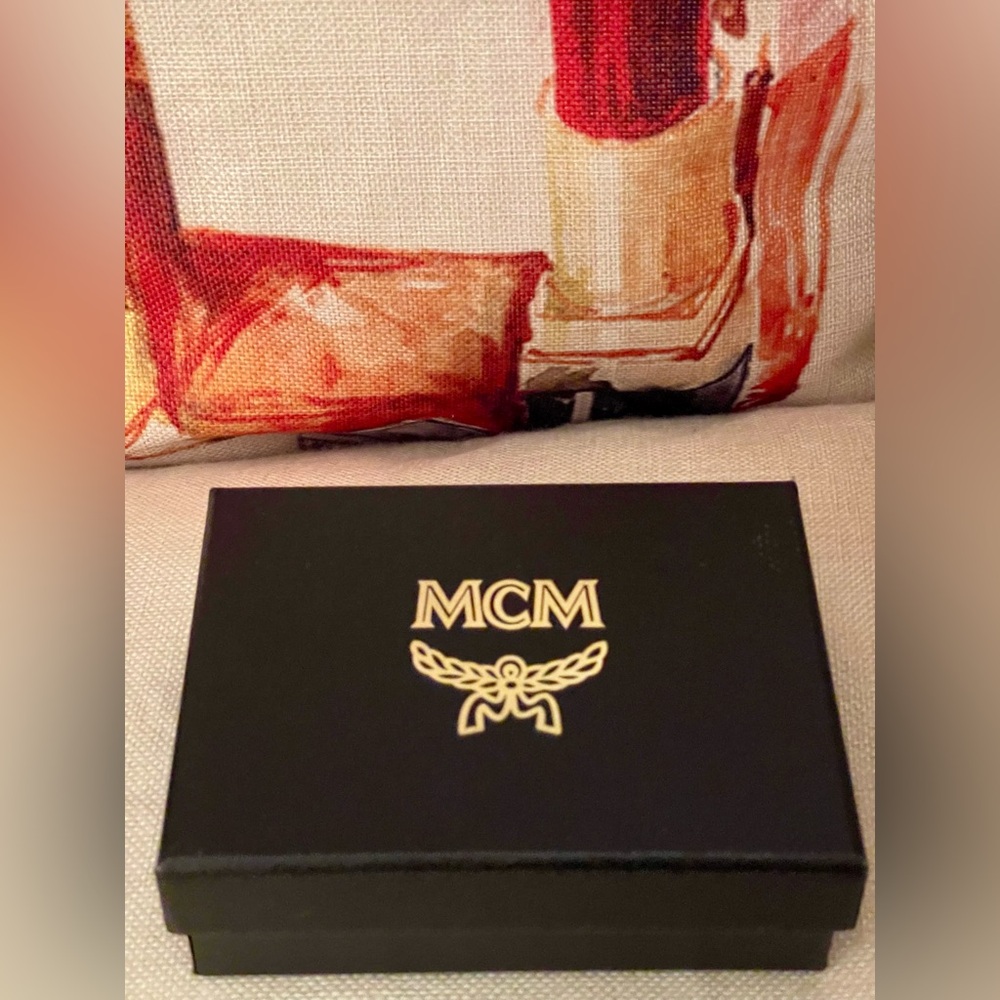 MCM x Sambypen Limited Edition Visetos Rabbit AirPods Pro Case Key Chain💝COA🌸 - Picture 6 of 7